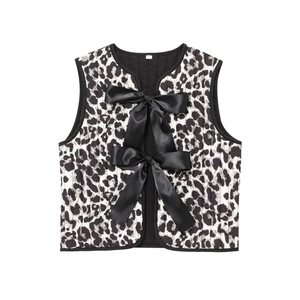 Gilet matelassé à imprimé léopard pour femme avec nœuds en satin noir sur fond blanc