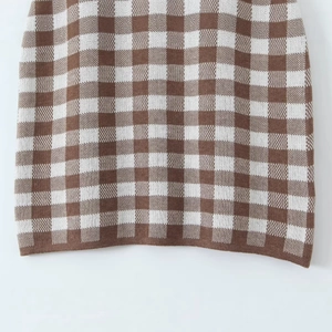 Braunes und weißes kariertes Strickkleid mit feiner Textur und Karomuster Detail