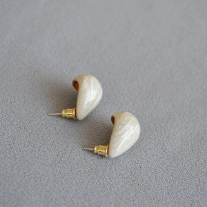 Chic pear-shaped enamel stud earrings with cream marble texture and gold plating