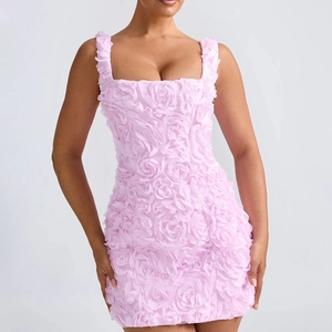 Gros plan sur la texture du tissu rose 3D de la mini robe rose pâle à col carré