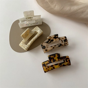 Elegant tortoiseshell and pearl acetate hair claws in rectangular shape for women