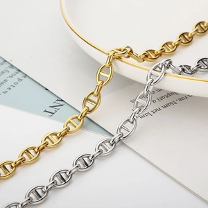 Minimalist stainless steel pig nose link chain necklace in gold and silver finish