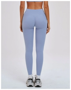 Vue arrière du legging de yoga taille haute bleu clair avec couture fessier en V
