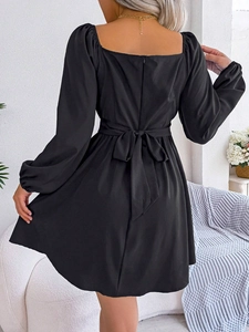 Robe noire de style français avec col carré et nœud papillon décoratif au dos