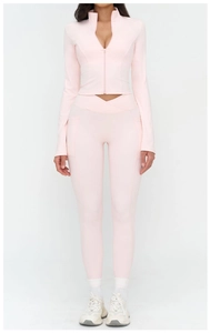 Detail of light pink yoga set featuring V-shaped high waist leggings with side pockets