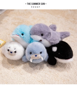 Vue détaillée de dessus des peluches d'animaux marins, requin, dauphin et phoque