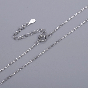 Détail d'une chaîne croisée en argent sterling S925 avec extension et fermoir réglables