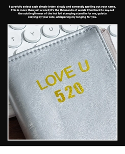 Dettaglio del porta carte in pelle PU argento con scritte 520 e Love U in oro a caldo
