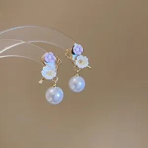 Boucles d'oreilles fleurs et perles avec émail lavande et branches dorées sur support