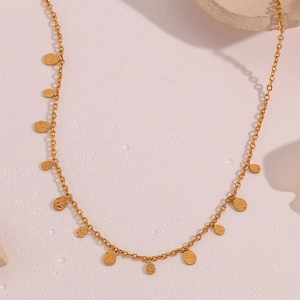 Dettaglio della collana placcata oro 18K con ciondoli a goccia martellati su rosa