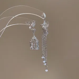 Asymmetrische silberne Vogelohrringe mit Vogelkäfig und Perlenfransen am Ständer