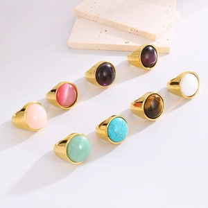 Anelli larghi 23mm in acciaio dorato con pietre cabochon colorate su decoro in pietra