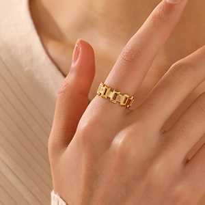 Chic geometric hollow chain ring in gold plated stainless steel on a female finger