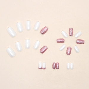 Faux ongles carrés moyens avec finition nacre blanche et design paillettes roses étincelantes