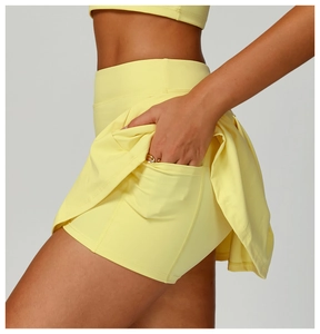 Détail d'une jupe-short de sport taille haute montrant la poche intégrée et la doublure