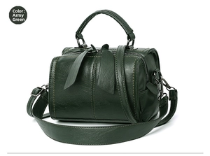 Details einer armee-grünen Boston-Tasche aus Leder mit Litschistruktur und Metallteilen