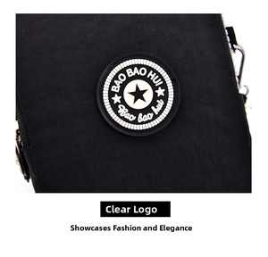 Détail d'un sac bandoulière noir en nylon avec patch logo étoile et crochet métallique durable