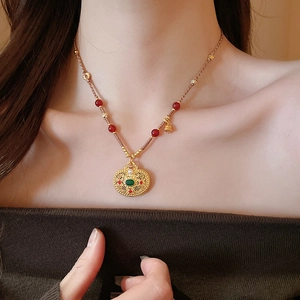 Dettaglio della collana a cilindro in stile cinese con zircone verde e cordino intrecciato