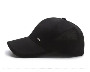Dettaglio cappellino nero con rete traspirante e placca metallica in stile alla moda