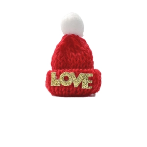 Mini rote gestrickte Weihnachtsmütze mit weißem Bommel und LOVE-Stickerei für Bastelarbeiten