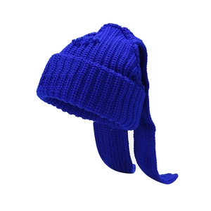 Berretto in maglia blu con lunghe orecchie di coniglio e paraorecchie per stile invernale