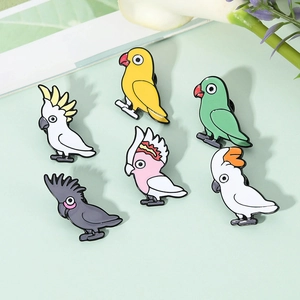 Lot de six broches en émail de perroquets dessin animé avec lys calla et fleurs séchées