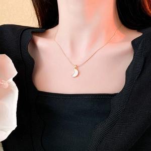 Collier pour femme avec pendentif lune plaqué or et nacre blanche élégante