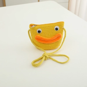 Détail du sac bandoulière en paille jaune pour enfant avec visage cartoon et zip métal