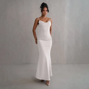 Détail d'une robe en satin blanc avec dos nu et ourlet élégant en forme de sirène