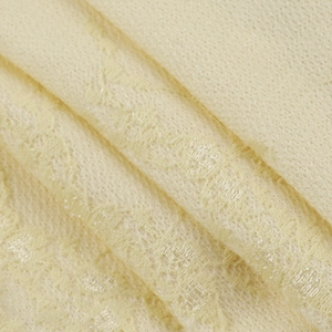 Gros plan macro montrant la texture en maille haute densité et le tissu doux du débardeur beige