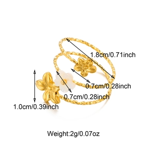 Vue détaillée du lot de trois bagues fleurs dorées avec dimensions et perles
