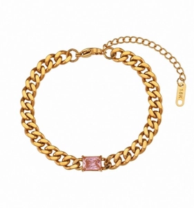 Dettaglio del bracciale a catena cubana placcato oro 18K con zircone rosa rettangolare