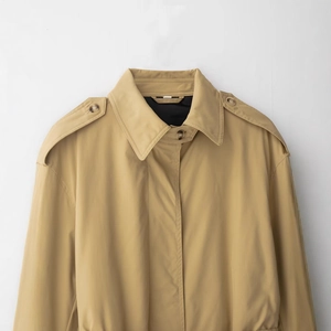 Trench-coat long classique kaki avec ceinture à la taille et détails du col