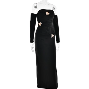 Detail eines eleganten schwarzen schulterfreien Maxikleids mit drei goldenen Seesternschnallen
