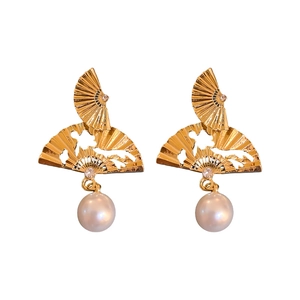Élégantes boucles d'oreilles éventail dorées avec motif ajouré et perles style chinois