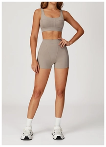 Vista dettagliata del reggiseno sportivo elasticizzato e degli shorts fitness coordinati