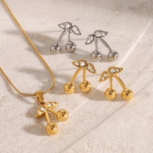 Set collana e orecchini a ciliegia in acciaio inossidabile con foglie in cristallo lucido