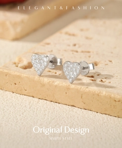 Vue macro de boucles d'oreilles cœur en argent 925 avec pierres moissanite VVS1