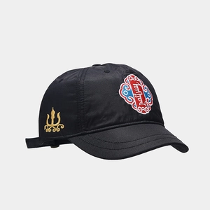 Détail de la broderie ethnique et du motif trident sur la casquette noire