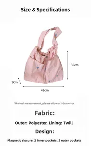 Dettaglio borsa tote rosa con volant e ricamo di uccelli con dimensioni 43x32x9cm