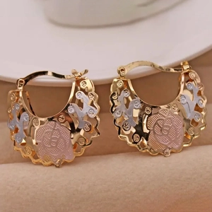 Pendientes de aro con diseño de rosa calada en oro plata y oro rosa tricolor