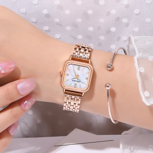 Montre femme tendance avec cadran carré en nacre et bracelet en métal doré rose chic