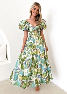 Detail des Taillenausschnitts und des Aquarell-Blumenmusters auf dem Sommer-Maxikleid