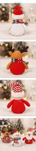 Détail d'ornements de Noël en peluche avec écharpes tricotées sur un fond de fête chaleureux
