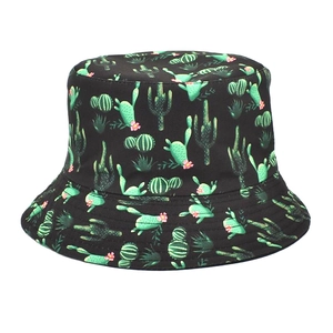 Détail d'un chapeau bob noir avec motifs de cactus et fleurs roses en toile de haute qualité