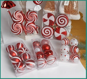 Gros plan d'ornaments de Noël rouge et blanc avec des rayures et des pois
