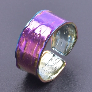 Makroaufnahme eines irisierenden lila verstellbaren Rings mit Hammerschlag-Textur