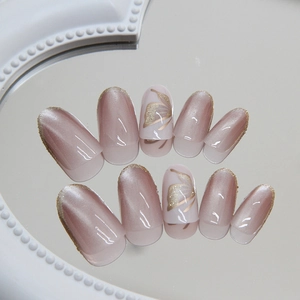Unghie finte rosa cat-eye con design a farfalla dorata e bordi glitterati