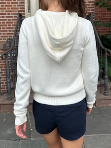Sweat à capuche blanc en maille pour femme avec poignets côtelés dans un style urbain chic