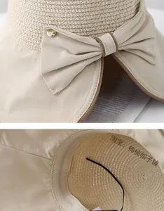Dettaglio di un cappello di paglia con fiocco grande, emblema dorato e cordino interno